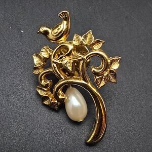 Avon Partidge Pear Tree Pin Gold Tone Vintage Christmas Jewelry